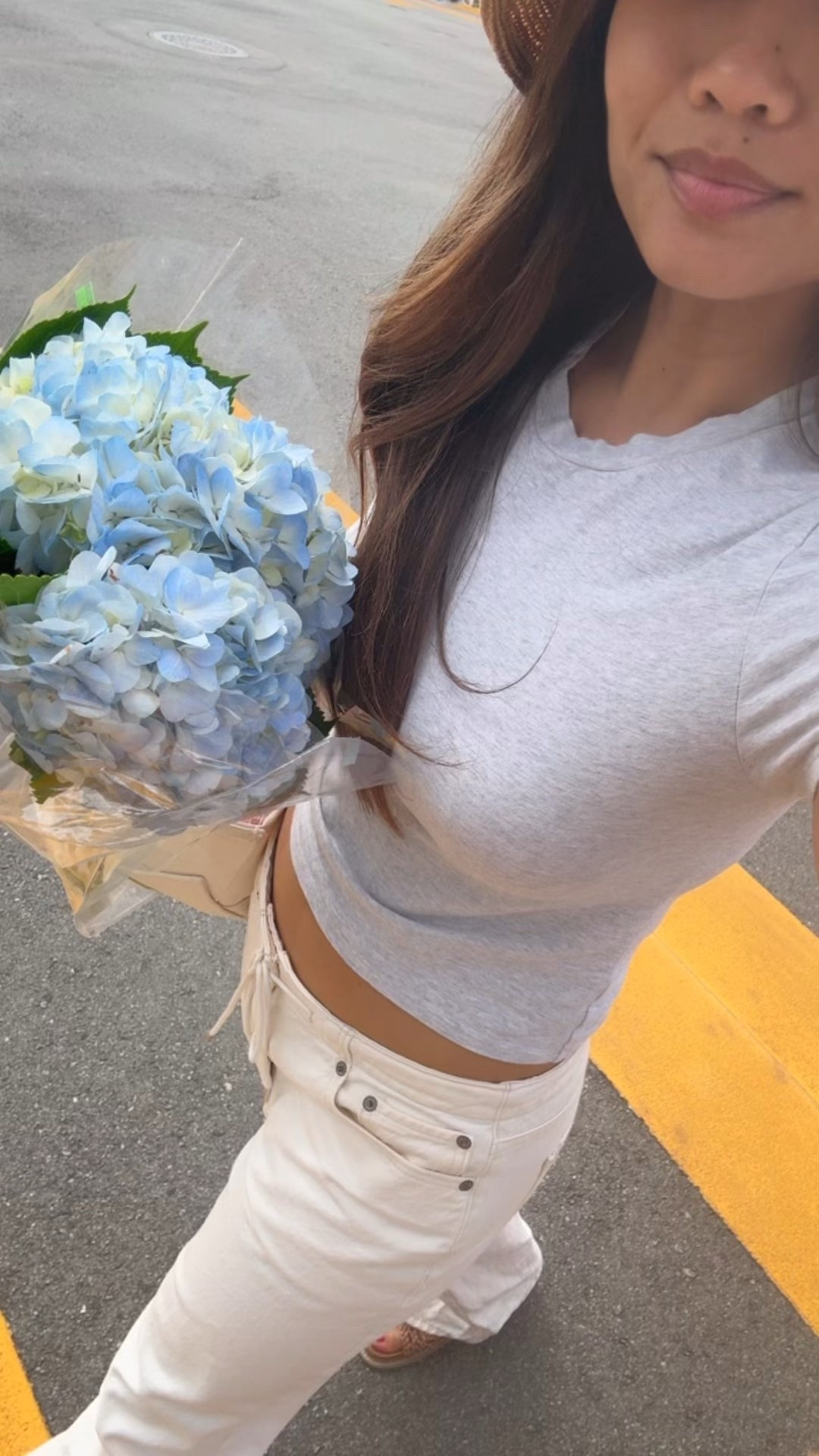 Ootd 💕

Sizing:
Tee - sized up, S
Jeans - tts, 25 short in ecru with drawstring 
Sandals - tts, comfy
Hat - wearing medium 