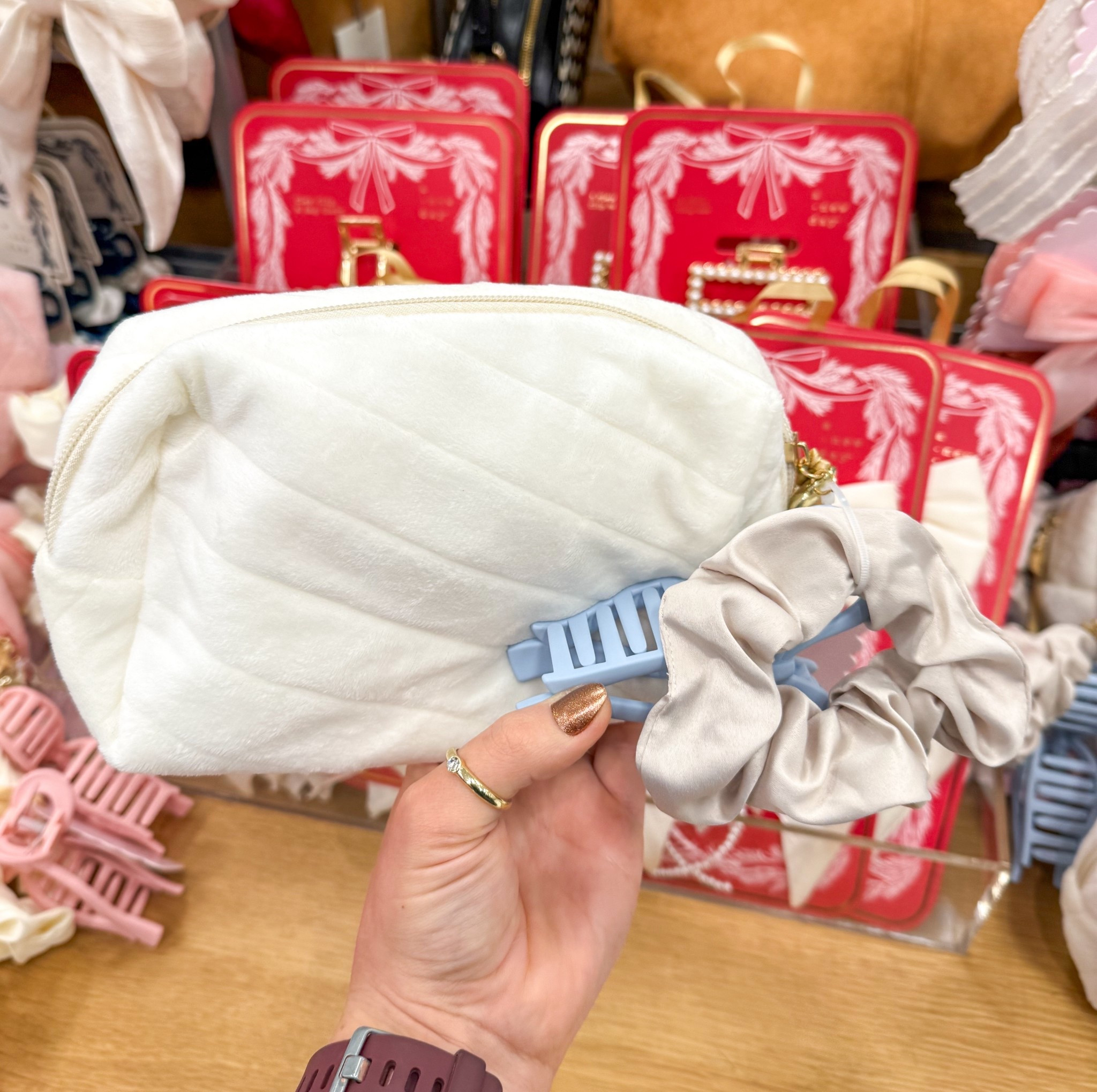 Cosmetic pouch + hair accessories 30% off 

#LTKSaleAlert #LTKBeauty #LTKGiftGuide