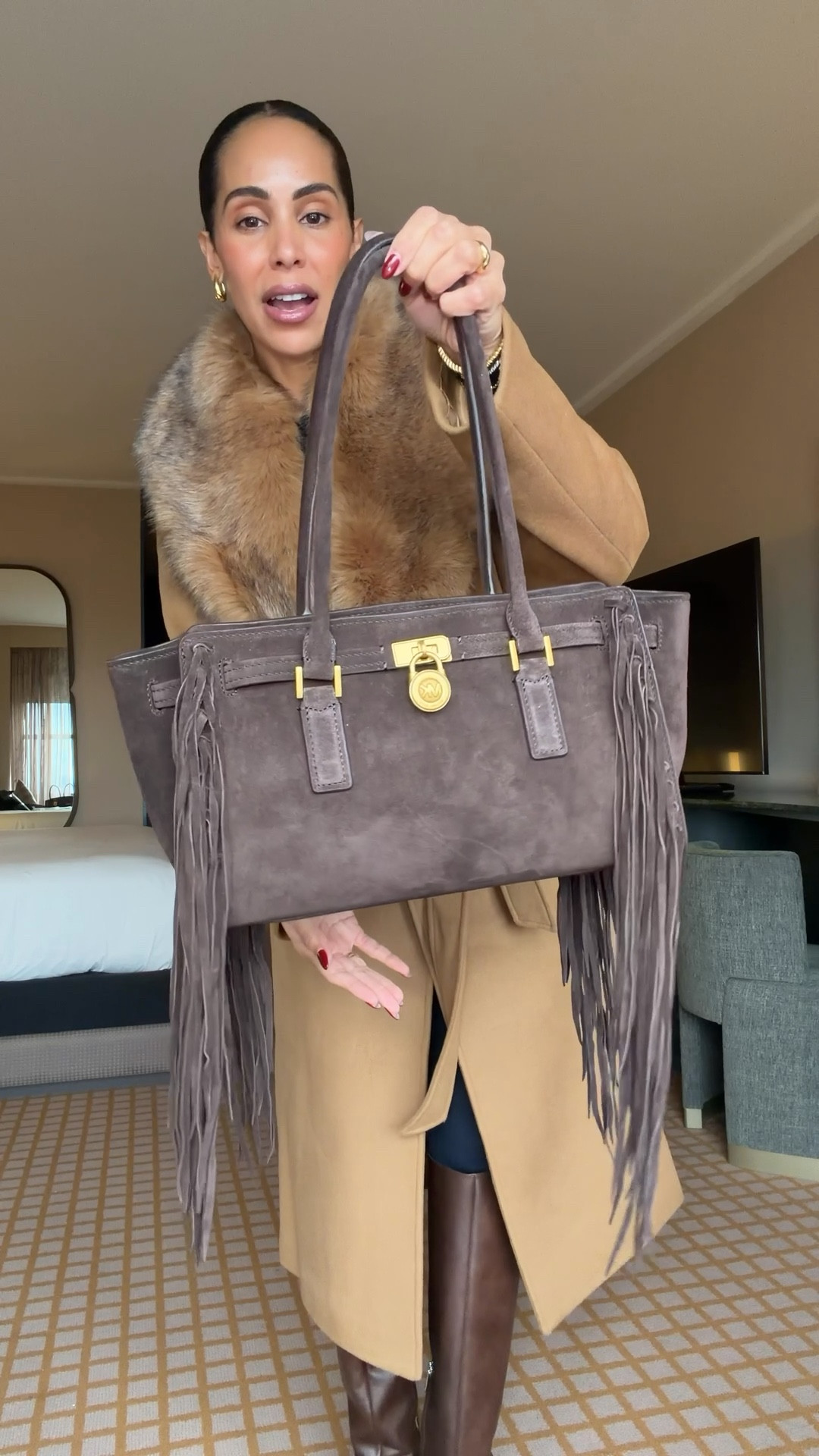 It’s a @michaelkors kind of day 🤎 The Hamilton Moderne bag in chocolate suede with fringe is everything. Comment SHOP and I’ll DM you the link.

#mkpartner #michaelkors #suedebag #fringebag #fallbag

@shop.ltk #liketkit 