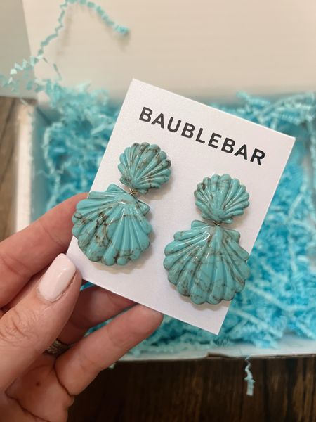 These turquoise shell earrings are so fun for summer 🐚