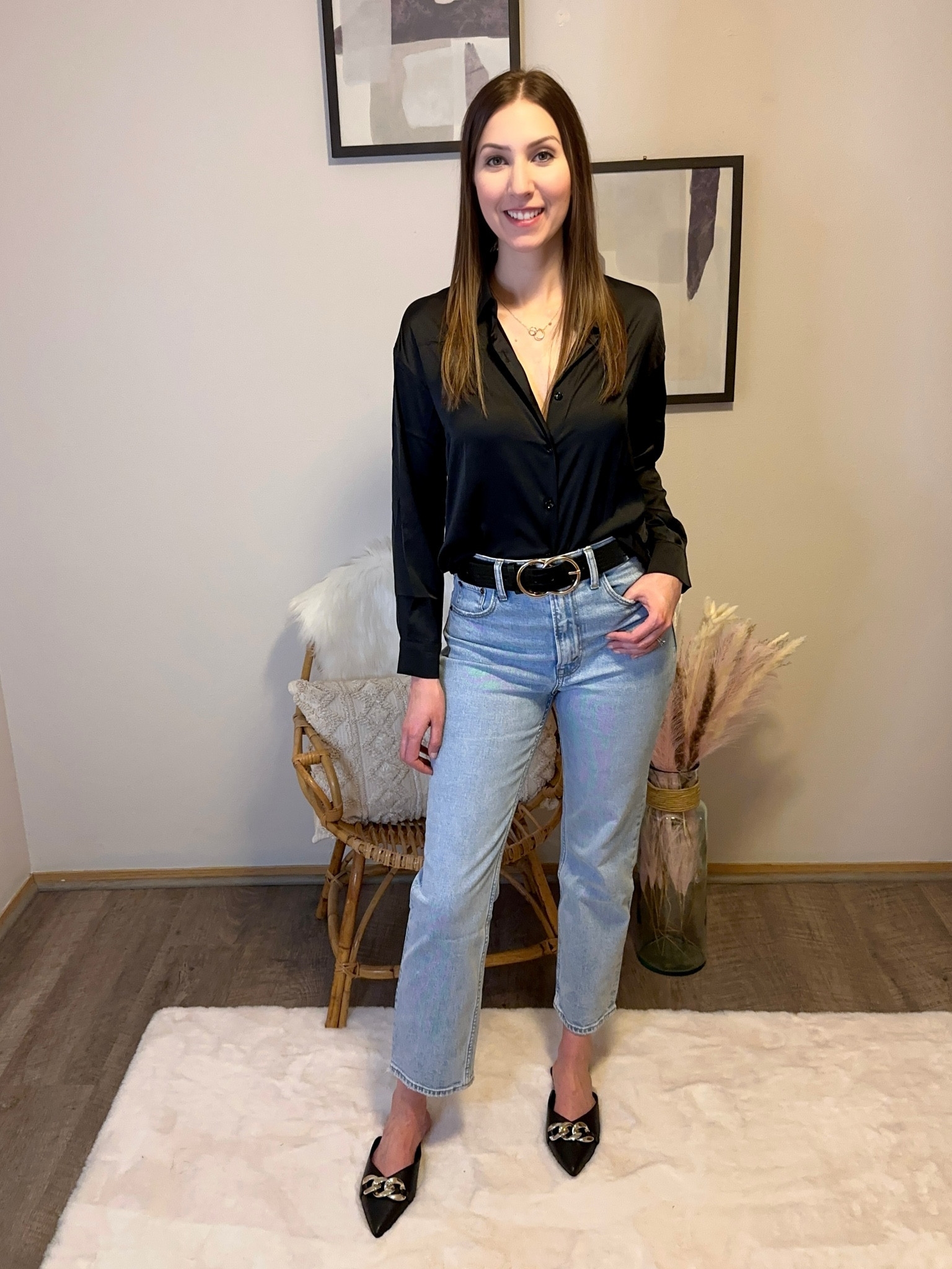 You can elevate an outfit with jeans so much just by adding statement pieces like a belt & these mules with gold details. ✨

Follow @jenniferxherron for more inspiration 🫶

#LTKfindsunder50 #LTKfindsunder100 #LTKshoecrush