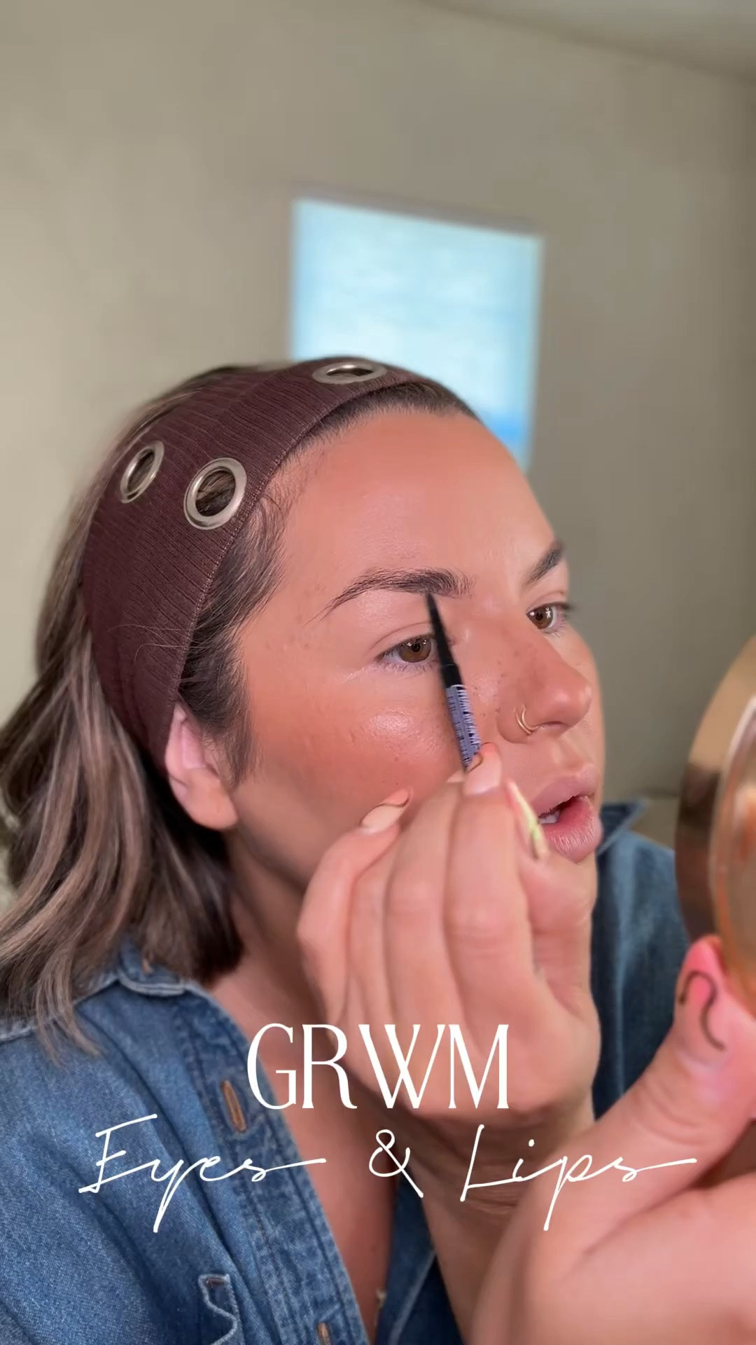 Brow pencil - med brown 
Lip liner - warm taupe 
Mac- peachstock 
Gloss- pink ginger