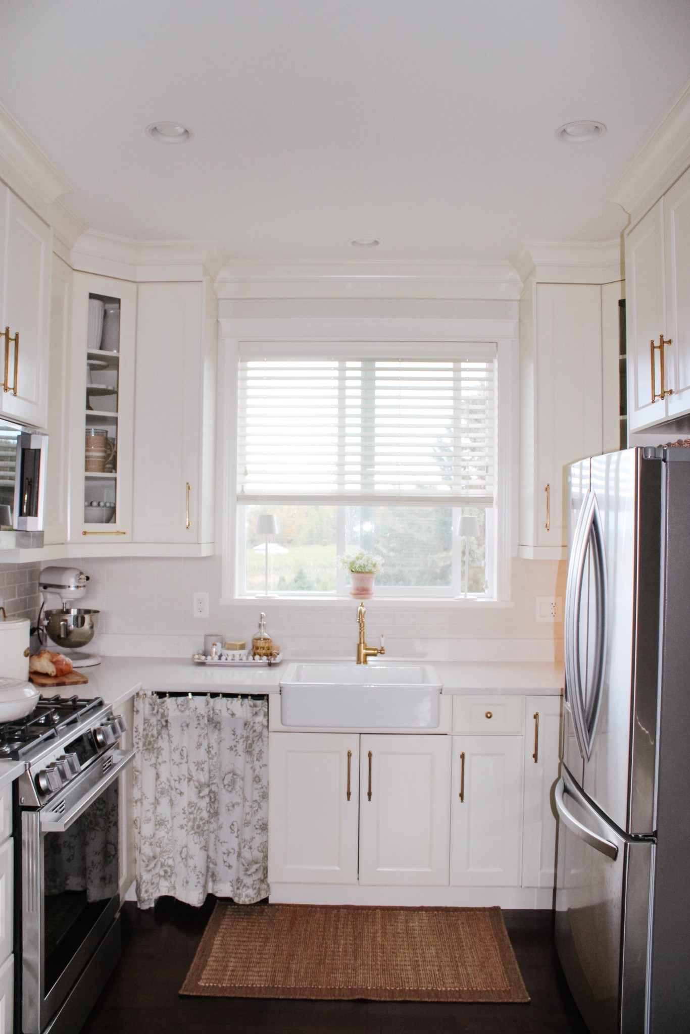 The carriage house got a little refresh ✨ This was our fastest reno yet—done in under 6 days! The only thing that delayed me from sharing was the appliance selection and getting the gas line set up for the new range.

Swipe through for the before & afters to see where we started! This 925 sq. ft. suite is our temporary home while we finish the new build. No matter how long we’re in between houses, I always want it to feel like home.

Shop the latest rug launch by commenting SHOP @amberinteriors x @loloirugs 🖤

Tile generously provided by @amestile_
Hardware love to ✨ @traditionhardware

#amberlewisxloloi
#cottagecorekitchen

#LTKcasa #LTKcanada #LTKsale