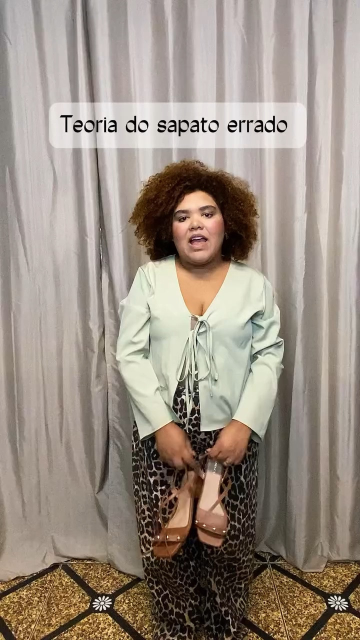 Já ouviu falar da teoria do sapato errado ?
Essa teoria diz que usar um sapato diferente do que você usaria normalmente pode tirar seus looks do lugar comum,você achou que deu certo ?
.
.
Não esquece de comentar e enviar para uma amiga.
.
.
#lookprisantana #dicadeestilo #estilo #moda #consultoriadeestilo