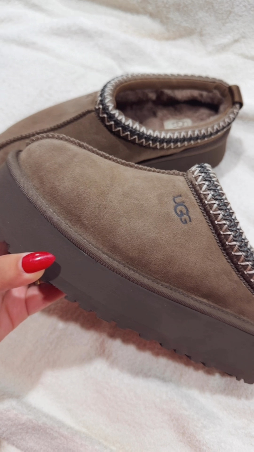 What’s Fall without a pair of @UGG ! This color is such a beauty!! I can’t wait to style these babies!! 🤍🤎🤍

#LTKShoeCrush #LTKStyleTip