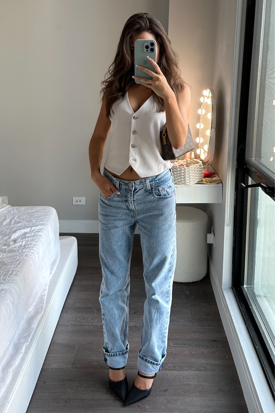 Size up 1-2 sizes in jeans for oversized look! 