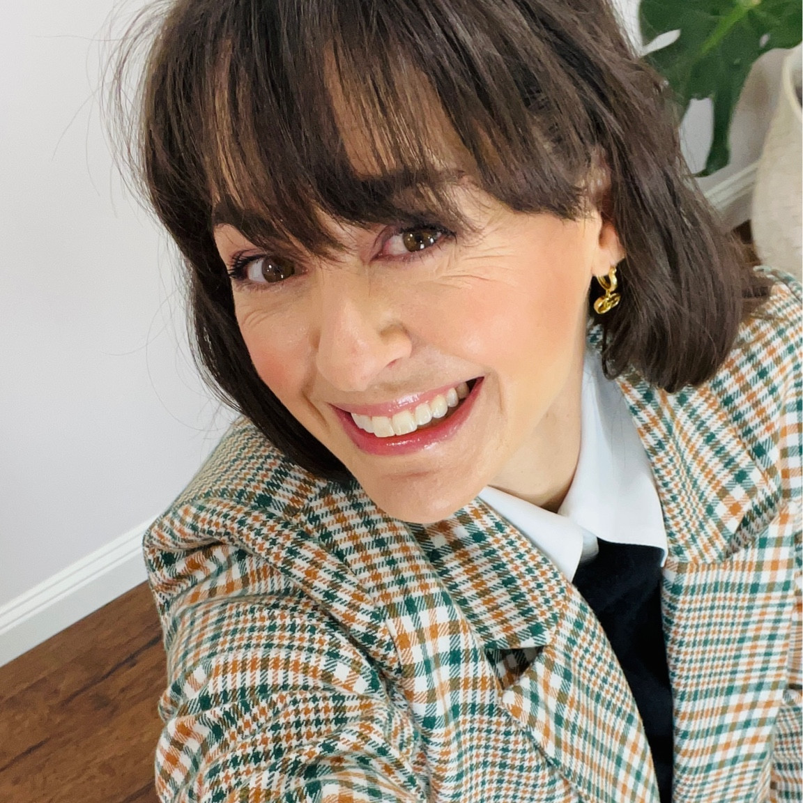 HAUTE MAMA LOOK OF  THE DAY

#stylisttip how to layer without the bulk

Stretchy fitted button-up with covered button placket 

Thin cashmere sweater 

Oversized Blazer