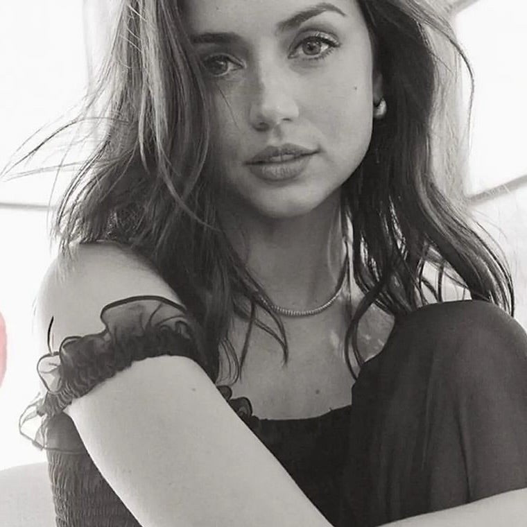 Bold enough to make a statement and effortless enough for every day.
These @BonheurJewelry Large Puffy Hoops are the kind of accessory that instantly elevates a look without feeling overdone. I love how they pair with simple knits and clean tailoring during the day, then transition seamlessly into evening.

Fun detail I love — Ana de Armas is also a fan of Bonheur and has been spotted wearing their Céline huggy hoops, which makes this brand feel even more timeless and chic. #bonheurjewelry #ad