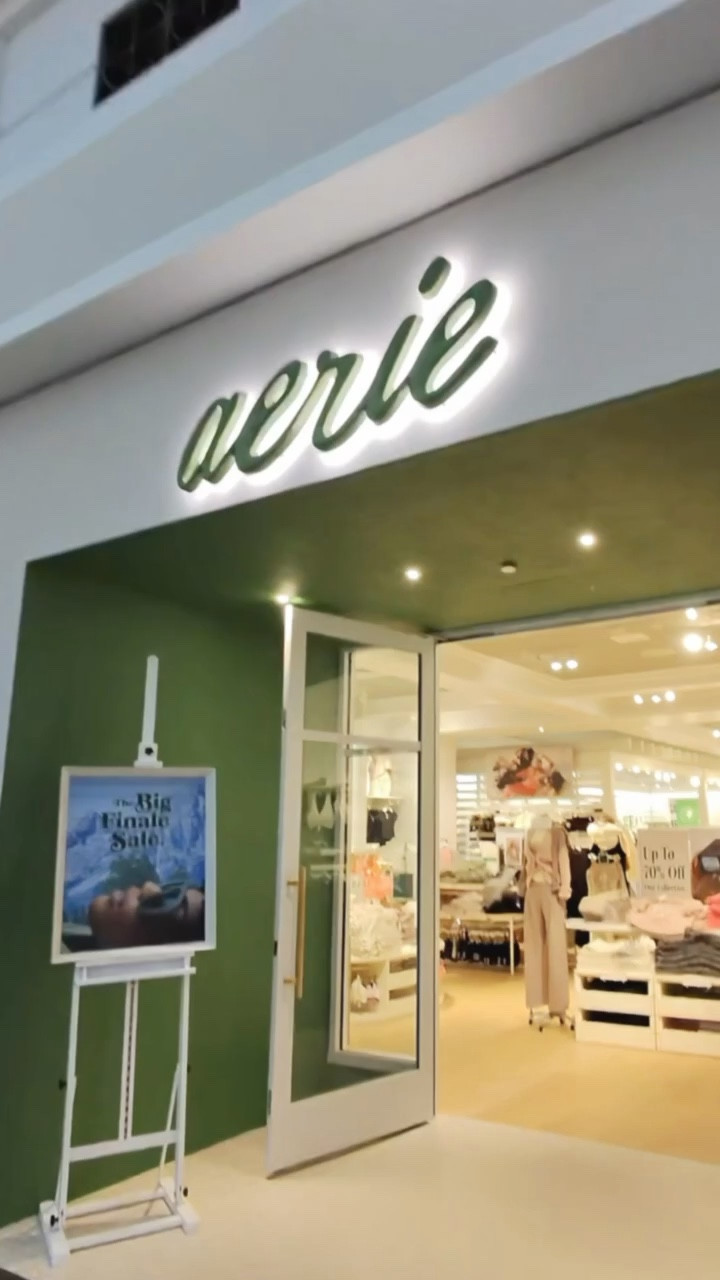 POV trying on clothes at @aerie as a curvy midsize & petite 5’2” 🤓🫶🏼 I tried on everything in size Large! 