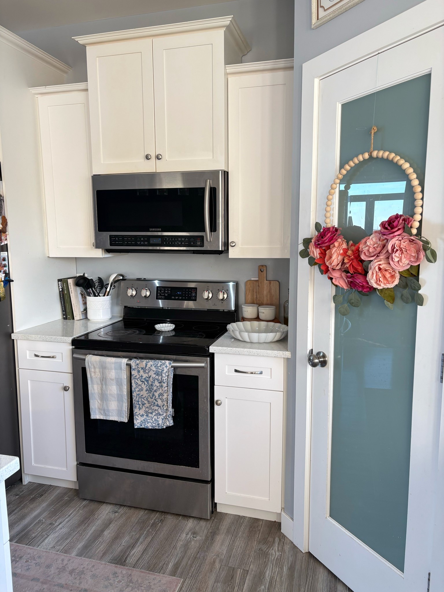 Restyled and clean kitchen. 

Amazon home
White kitchen
Neutral kitchen
Cookbooks 
Kitchen runner 


#LTKhome