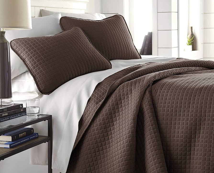 Vilano Springs, Premium Quality, Soft, Wrinkle, Fade, & Stain Resistant, Easy Case, Oversized Quilt  | Amazon (US)