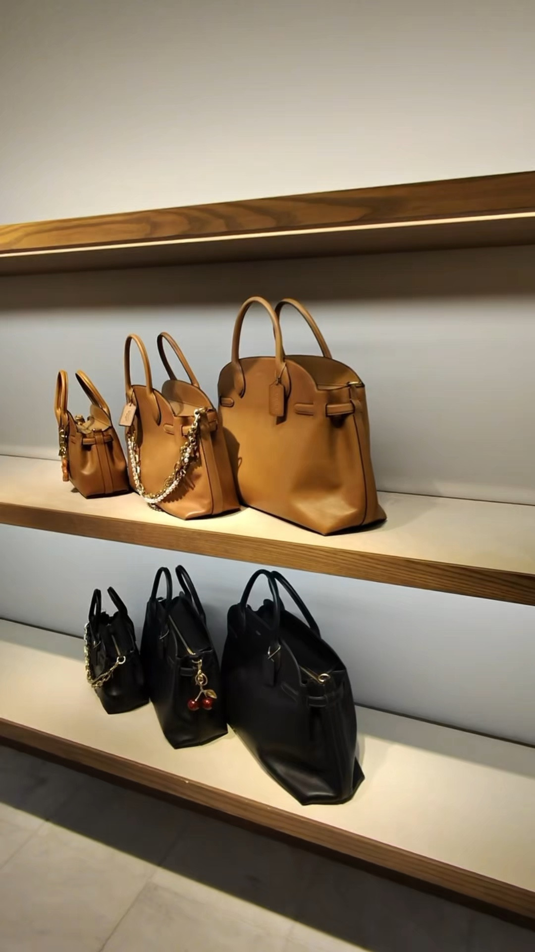 Whether I’m heading to work or brunch with friends, this Coach piece fits right in. A handbag that works hard and looks good doing it. #Coach #Coachbags #StreetStyle

#LTKItBag