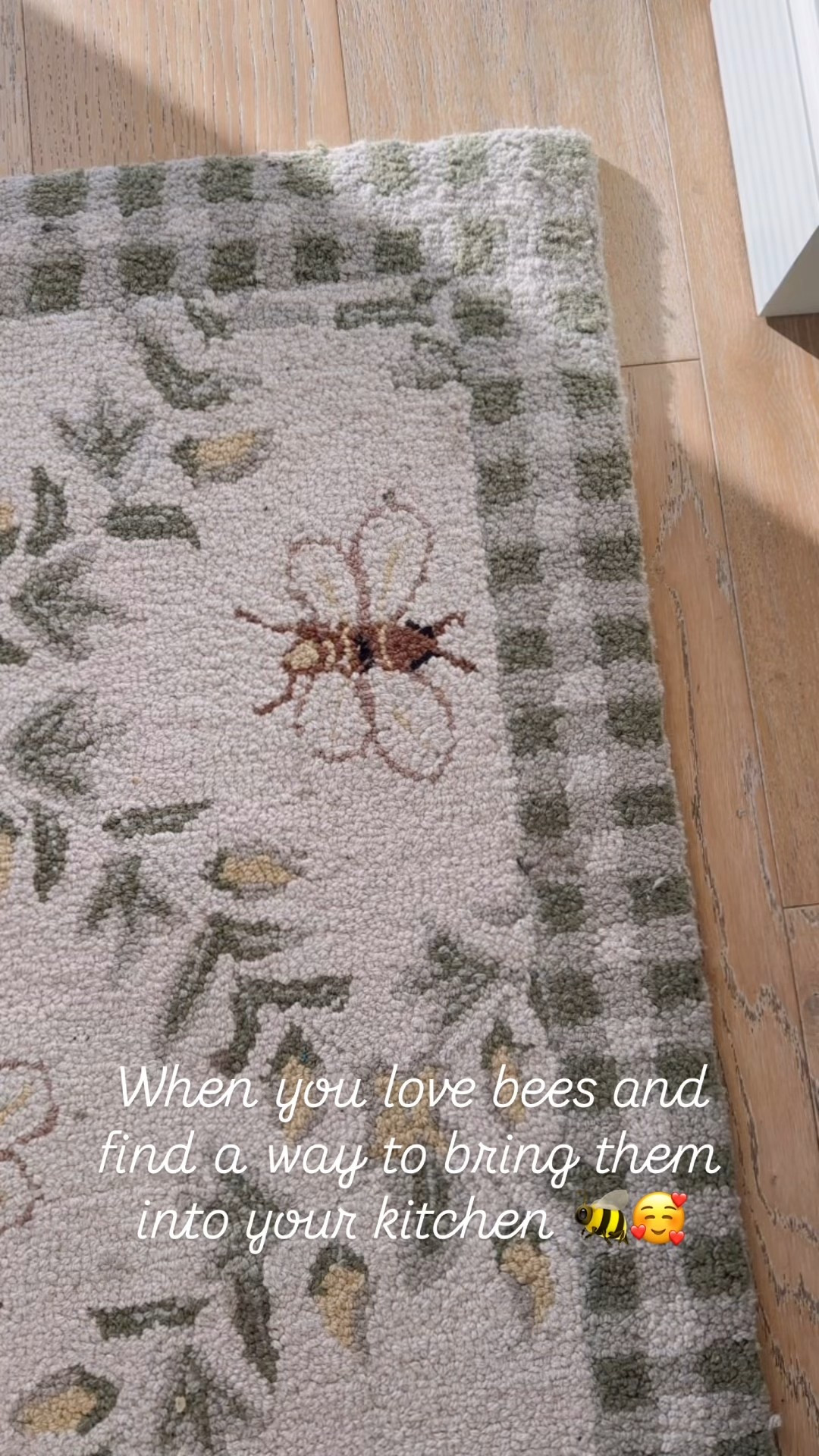 Bees are my fave and so is this cutie kitchen runner! 🐝🐝🐝