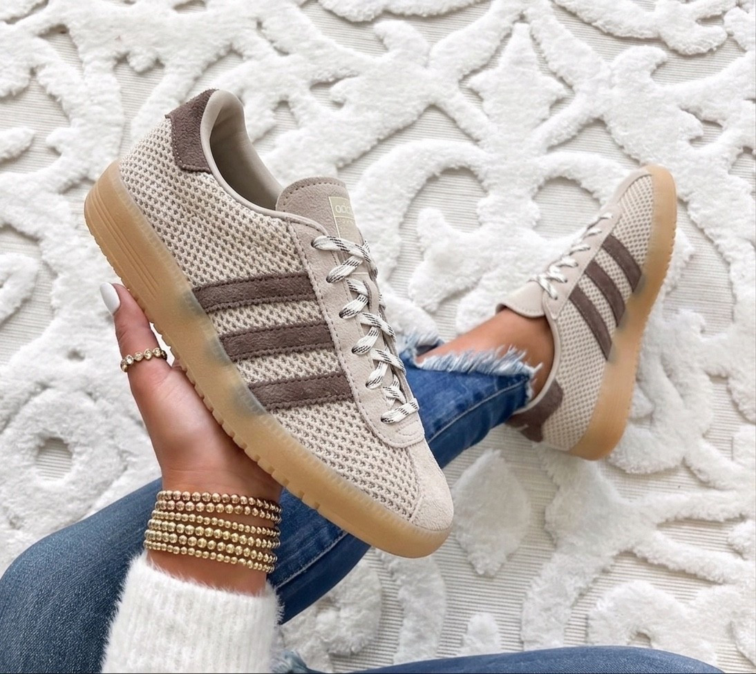 Runs true to size. Fully back in stock 