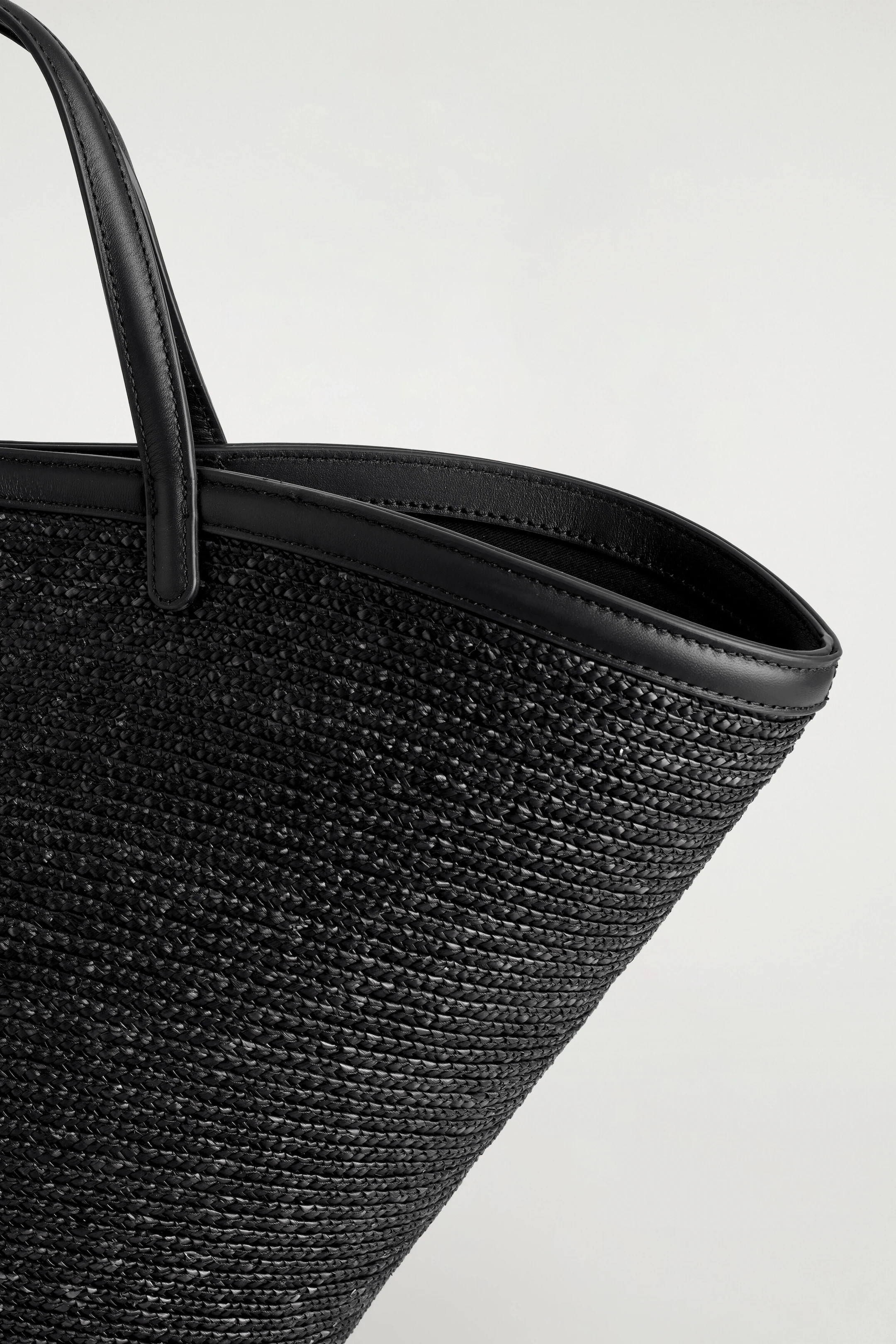 SALTWATER TOTE BAG - STRAW - BLACK | COS DE | COS (EU)
