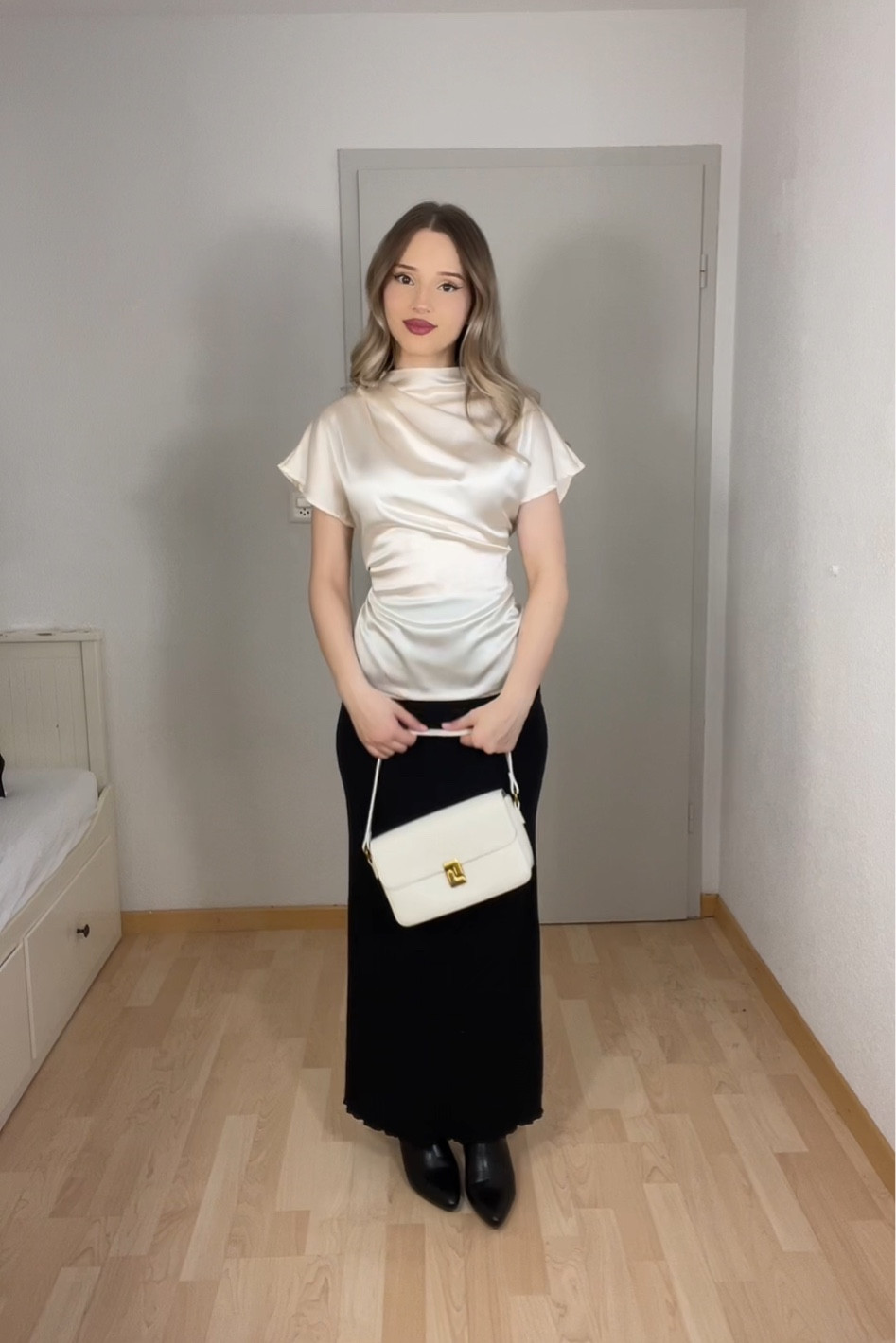 #maxiskirt #elegantoutfit #modestoutfits #ankleboots #satinblouse 