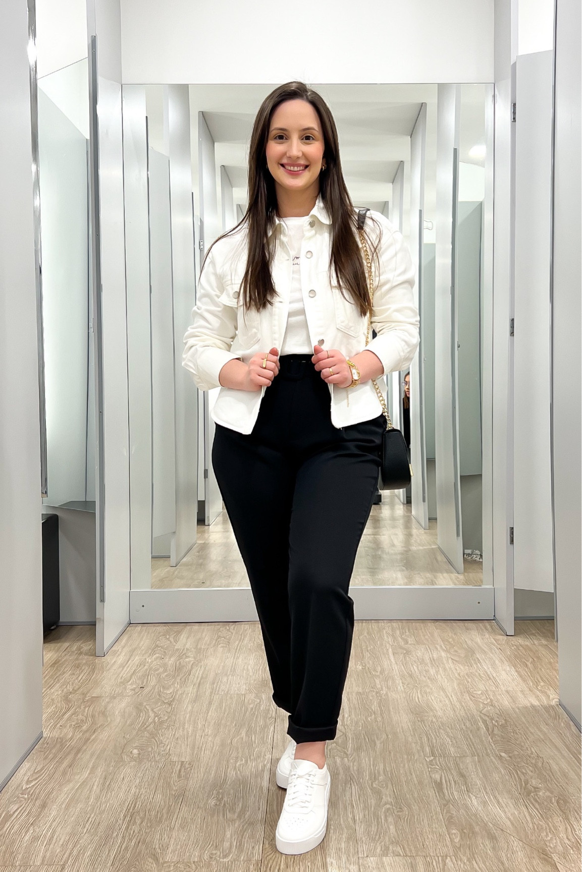 Alfaiataria + Jeans! O que achou dessa junção? Look casual e confortável, que une as peças de forma inteligente e valorizam a produção! Tênis e t-shirt para completar, fácil para o dia a dia e sem infantilizar sua imagem! 

#LTKshoecrush #LTKstyletip #LTKbrasil