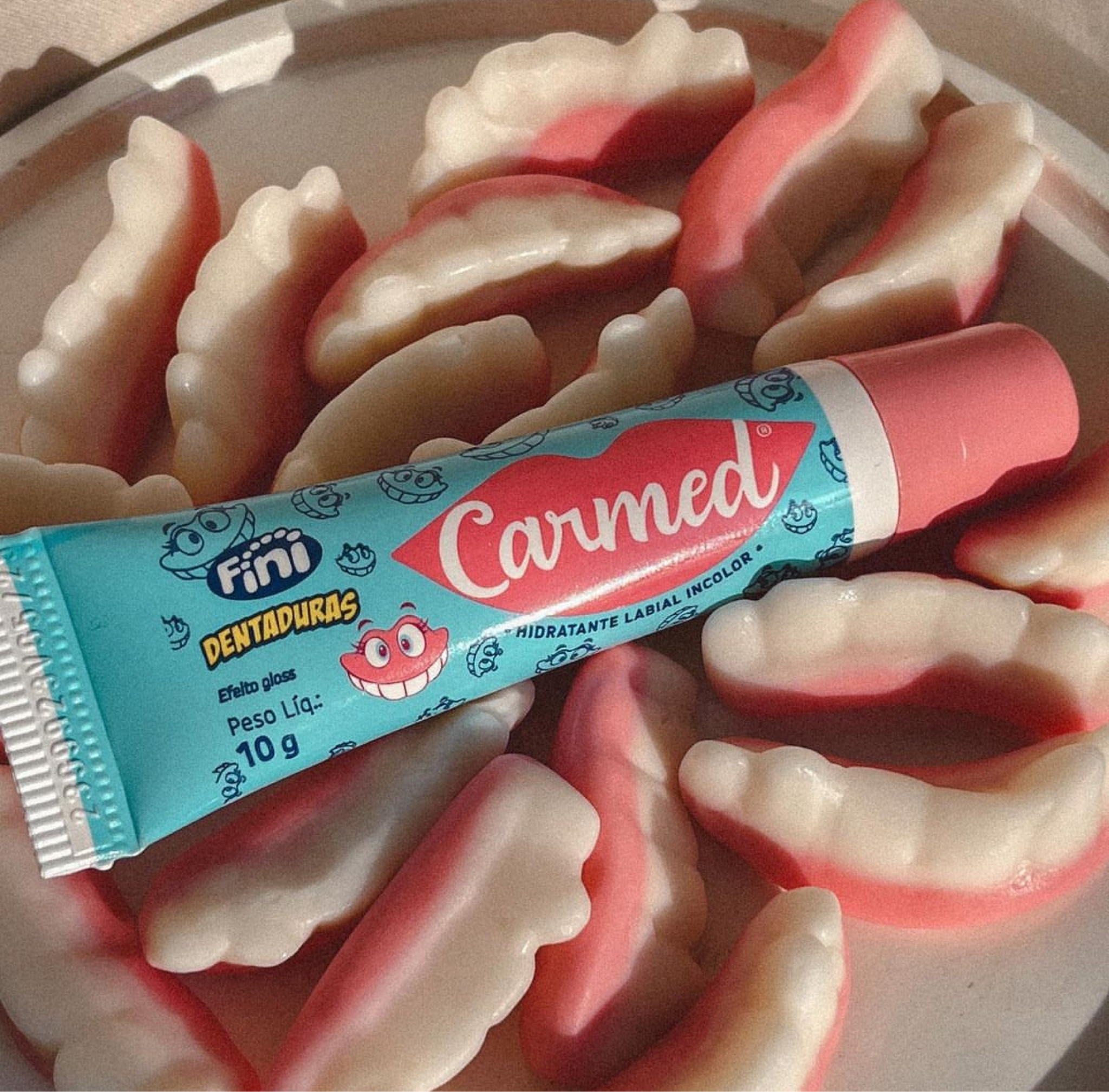 Último post de Carmed é sobre o meu queridinho, o de Dentadura. 🦷👄

Na minha opinião, esse é o melhor! Em acabamento, é a mesma coisa dos outros dois, bem fininho, e com hidratação legal pro dia a dia.
Ele também não tem cor. O diferencial pra mim é o saborzinho. É muito gostoso, tem bastante gosto de morango e framboesa. Consegue ser ainda mais saboroso que a própria bala.

Gostei muito! 🥹

#LTKbrasil #LTKfindsunder50 #LTKbeauty