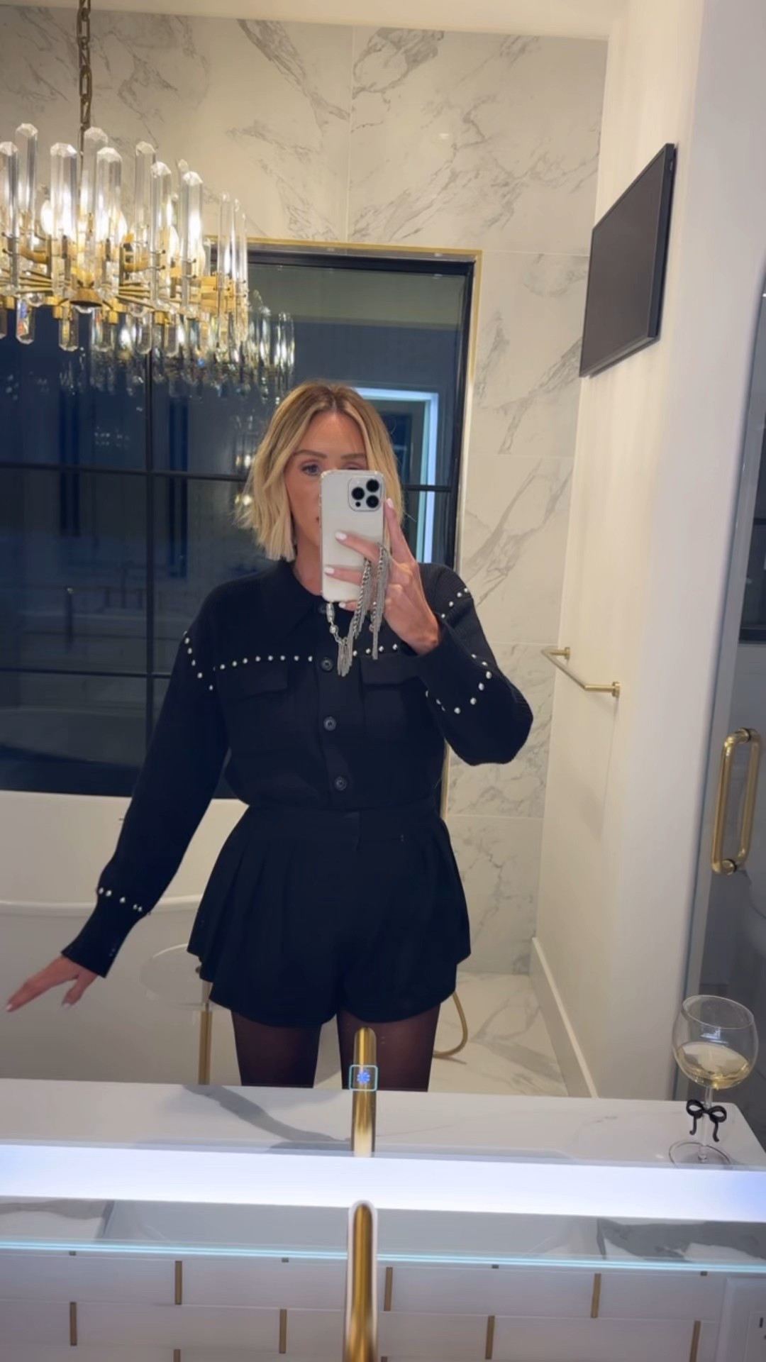 A “go to” look for me! This top sold out asap and was just restocked 😍😍😍 looks amazing styled with denim too! 