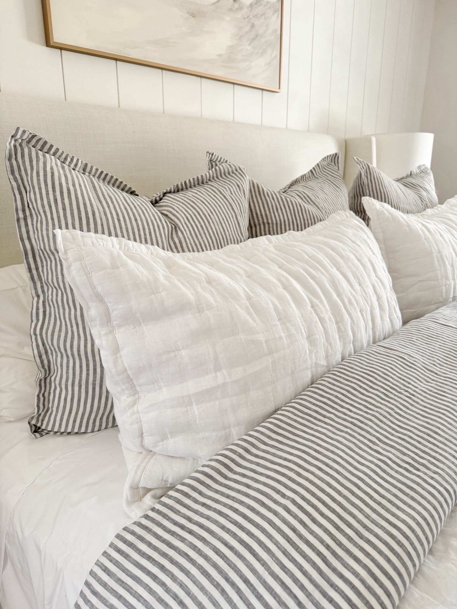 Coastal Bedroom Design

Home design  Modern home  Home decor  Bedroom design  Bedroom inspo  Bedroom finds  Bed Decor  

Upholstered bed, vintage bench, pottery barn bedding, wall art, nightstand

#LTKHome #LTKSaleAlert