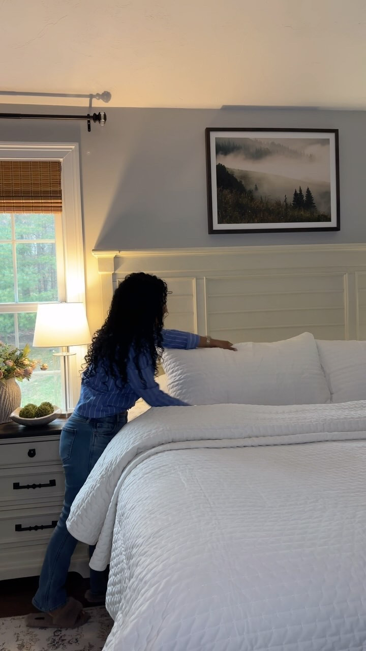 ¡Nueva temporada, nueva ropa de cama!☁️🛏️🌸
Cambia esas pesadas capas de invierno por una comodidad suave y transpirable para esta primavera.
@hyprestbedding Frescura, suavidad, y ese toque de calma que transforma tu espacio.🤍🌸☀️🍃
•
•
Bedding
Powdion Velvet Quilt King Size, Cream White.
•
 Comenta BED for Link 🔗 ✨
•
•
shop my feed on my Amazon Storefront & LTK 
Links are in my bio!

#homedecorfinds#amazonfinds
#neutralbedroom#bedroomdecor
#bedding#springinspo #cozybedroom#cozyhome

#LTKHome #LTKStyleTip #LTKSeasonal