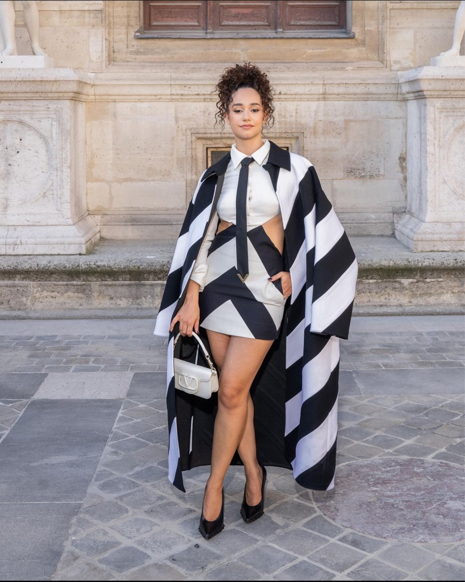 Valentino Garavani 🤍🖤

total look Valentino, robe courte Crepe couture Strhype à découpes, robe découpée, robe asymétrique, robe noire et blanche, robe rayée, manteau en laine vierge à rayures, long manteau en laine, manteau rayé noir et blanc, sac porté épaule en cuir à detail Vlogo, sac à main blanc, sac en cuir blanc, sac à main Valentino, escarpins à ornements Rockstud, escarpins en cuir noire, escarpins Valentino noirs
#Valentino #ValentinoGaravani #PFW #ParisFashionWeek #LTKxPFW #fashionshow

#LTKitbag #LTKshoecrush #LTKstyletip