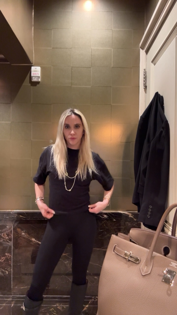 This Helsa top is the perfect “tuck in” tshirt 

XS shirt 
S leggings 