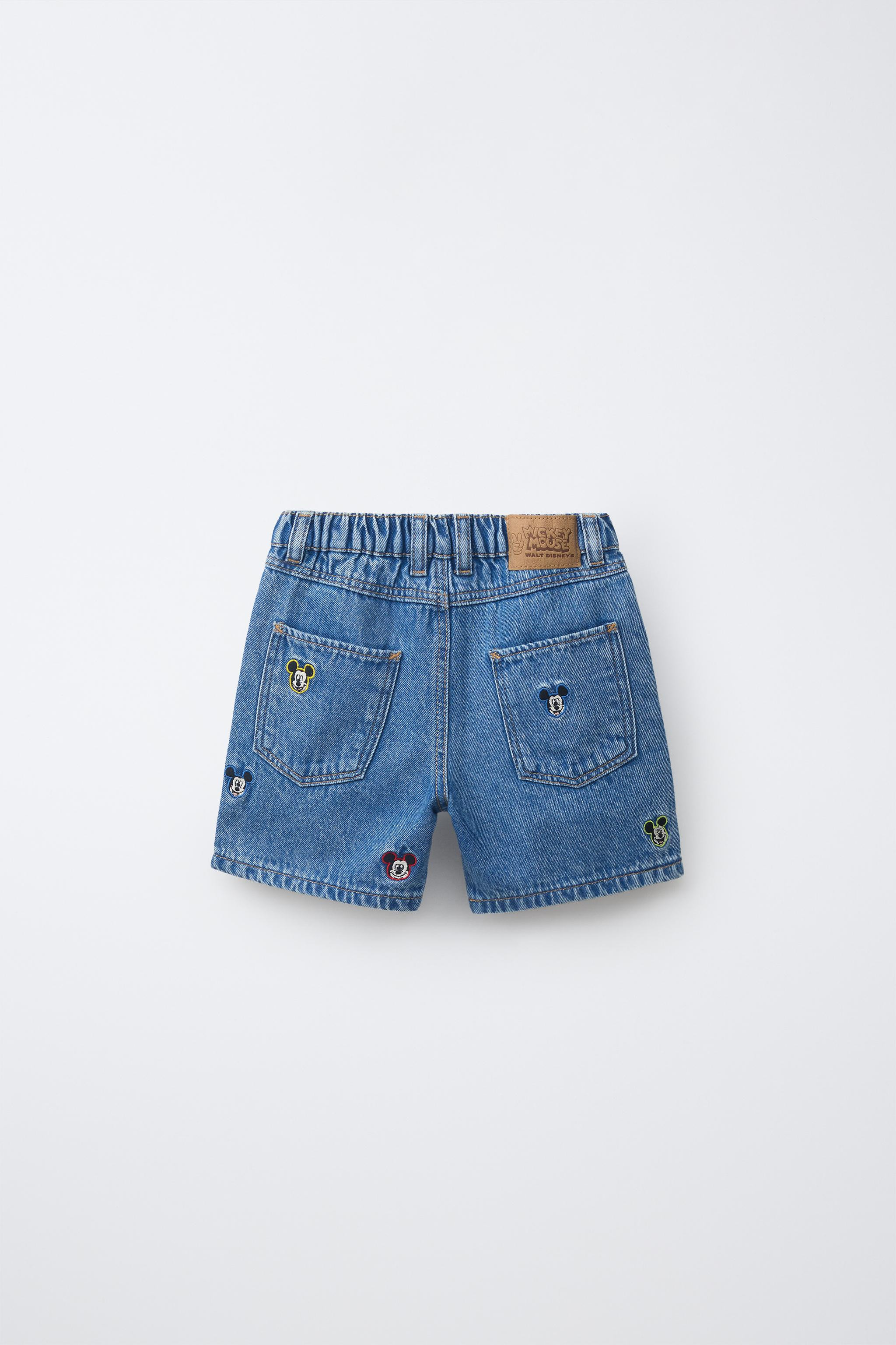 Jeans-Bermudashorts mit innen verstellbarem Bund und Knopfverschluss vorne. Vordertaschen und auf... | Zara DE