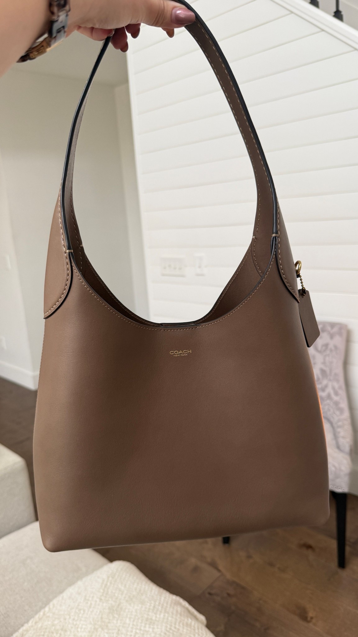 Pulled the trigger on the bag I’ve had my eye on for months and I’m obsessed with her 😍 the dark stone color is EVERYTHING and it’s the perfect size for an everyday bag!