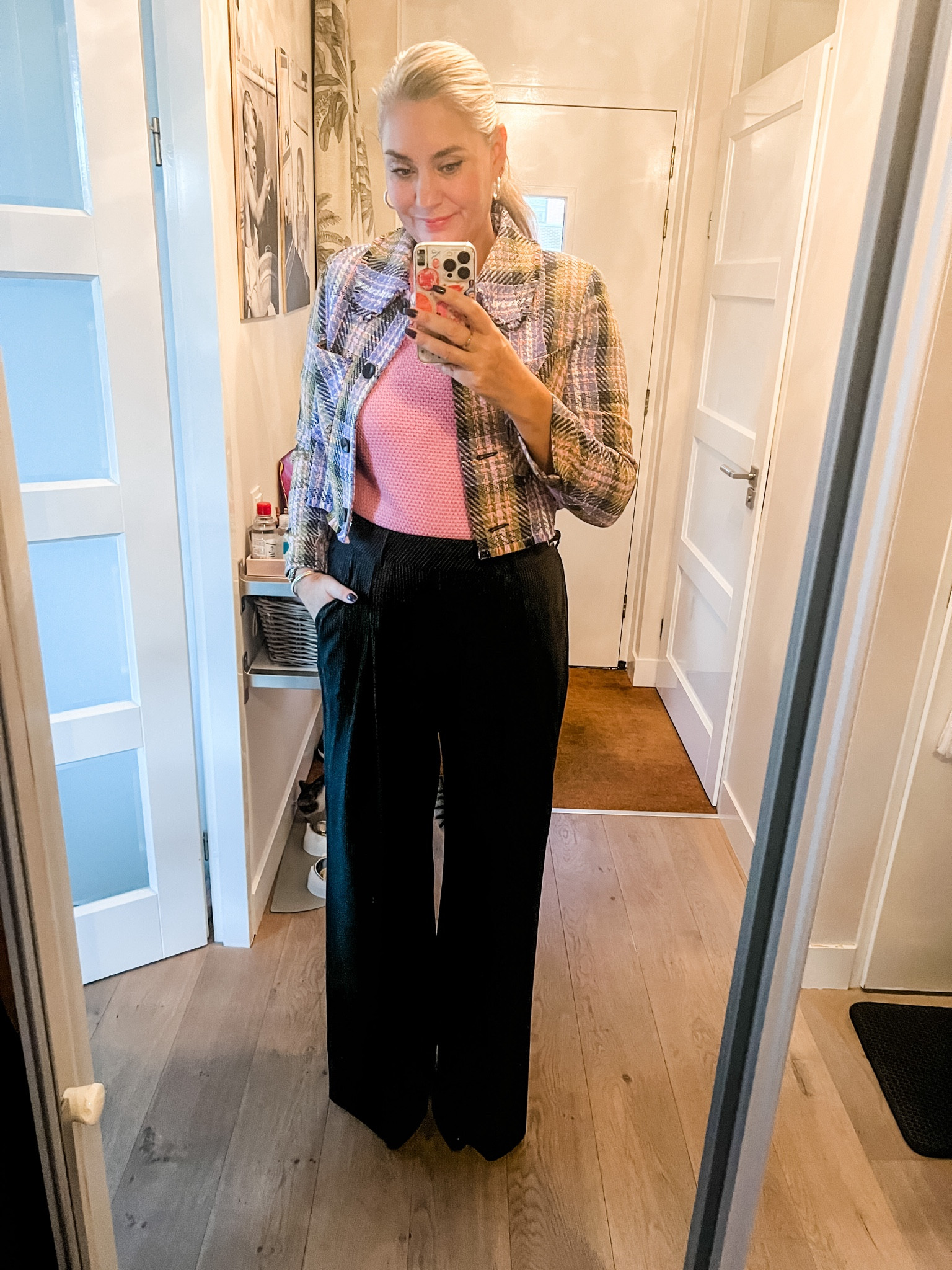 Ootd - Monday. Plaid cropped jacket (C&A) over a pink sweater paired with black pinstripe trousers (Snag tights) and black leather boots. 



#LTKeurope #LTKnederlands #LTKautumn