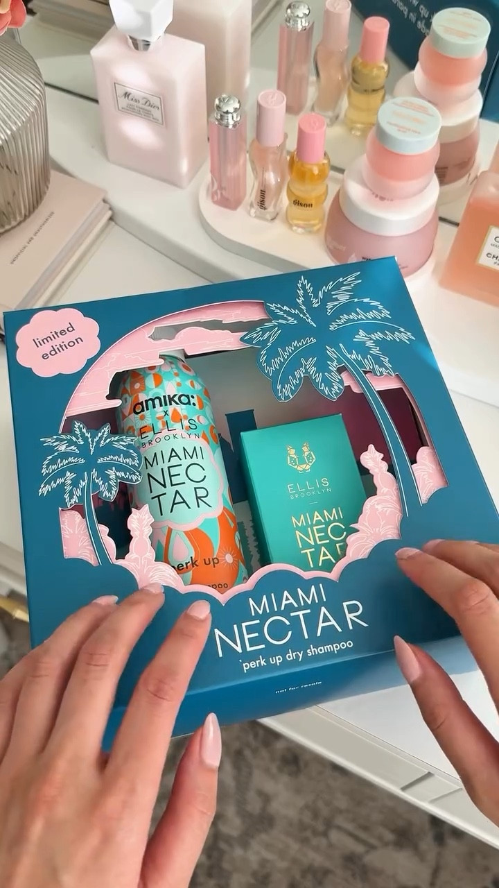 limited edition amika x ellis brooklyn dry shampoo + perfume set 💫

love @amika products and this dry shampoo smells amazing and I’m so glad this scent is also an @ellisbrooklyn perfume. literally vacation in a bottle!🩵🦋

#amika #ellisbrooklyn #dryshampoo #perfume #summerscents #signaturescent #fragrance #beauty #beautyreels #haircare #beautyproducts #unboxingasmr #contentcreator #ugccreator #ugc #trendingbeauty