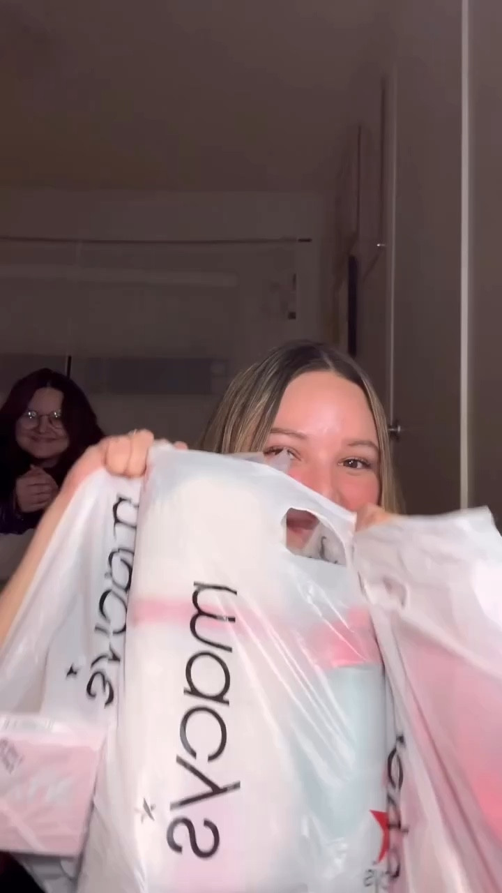 They were closing in 15 min shocked I was able to grab so much good stuff

#LTKBeauty #LTKPlusSize #LTKVideo