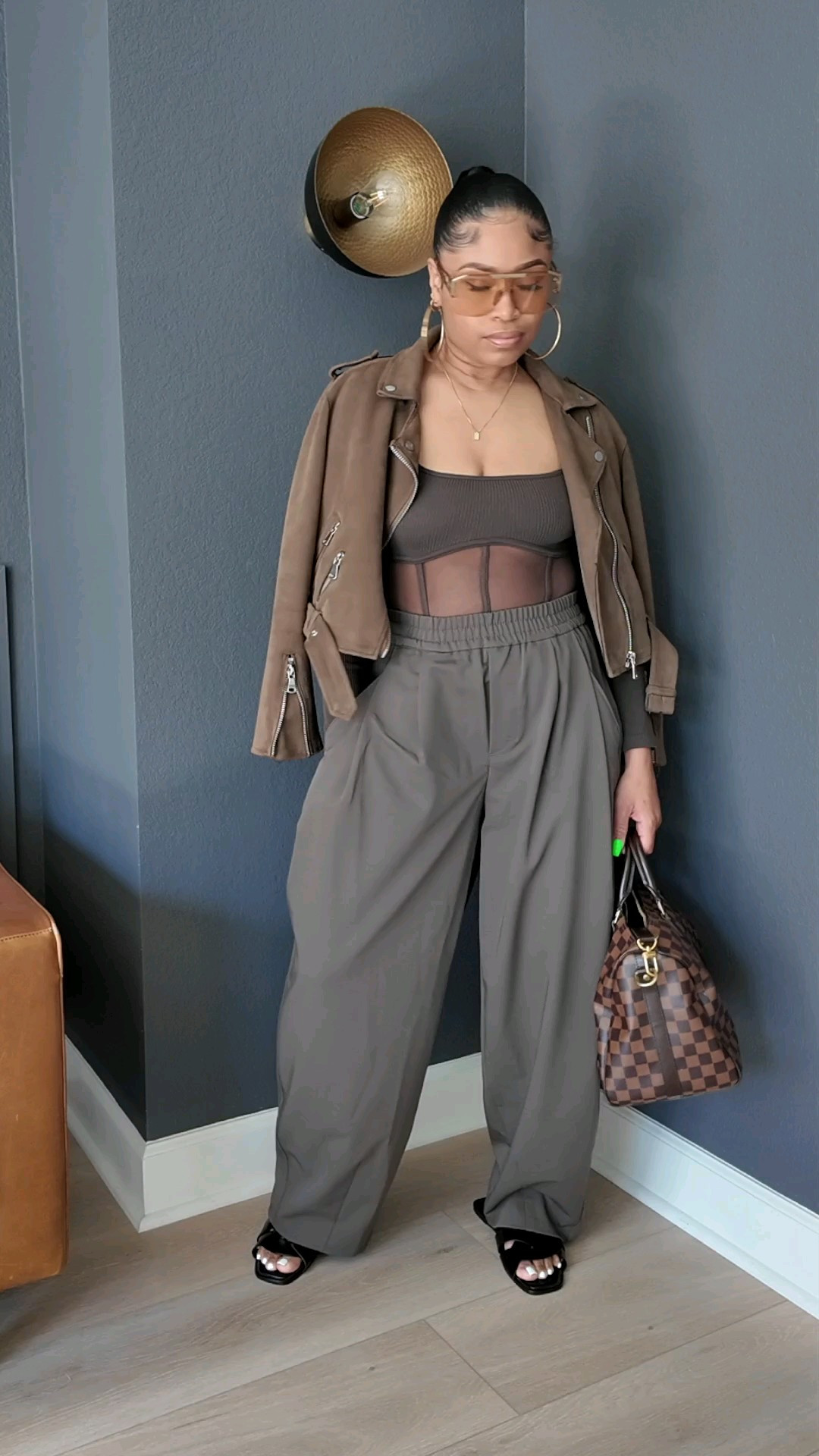 • Love a good monochrome situation 🤎

