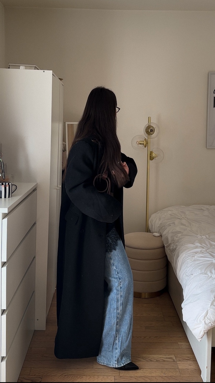 Layering but make it all black 🖤
Details 
Jeans - @goelia_official 
Turtleneck - @hm 
Lace top - @asos 
Blazer - @sdeer_concept 
Boots - @bershka 
Coat - @weekdayofficial 
Bag - @jacquemus 
.
.
.
.
.
.
.
.
.
.
.
.
#grwm #outfitinspo #outfitideas #winterstyle #winterfashion capsulewardrobe casuallook casualchic zara hm aesthetic lookbook lookdujour outfitdiaries minimalstyle Fashion winteressentials timelessfashion ootd