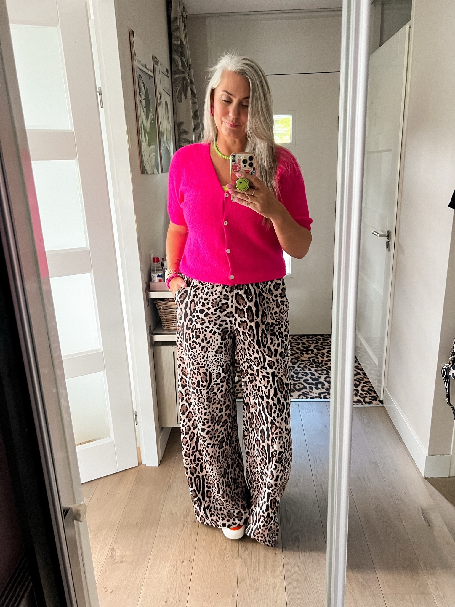 OOTD - Vrijdag. Mijn fijne, lange Leopard print broek (maat 40) met daarop een neon groen gilet (HEMA, M) en een felroze vestje met korte mouwen (lokaal winkeltje). Roze met oranje Vans zijn heel oud.

#LTKnederlands #LTKeurope #LTKstyletip