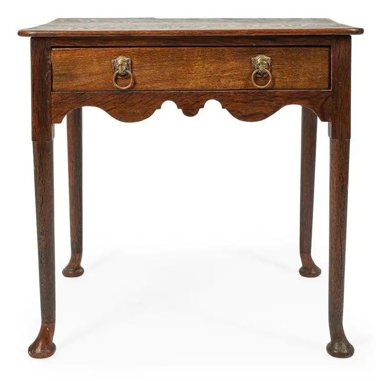 Elegant Early 18th c. Side Table with Scalloped Apron | 1stDibs
