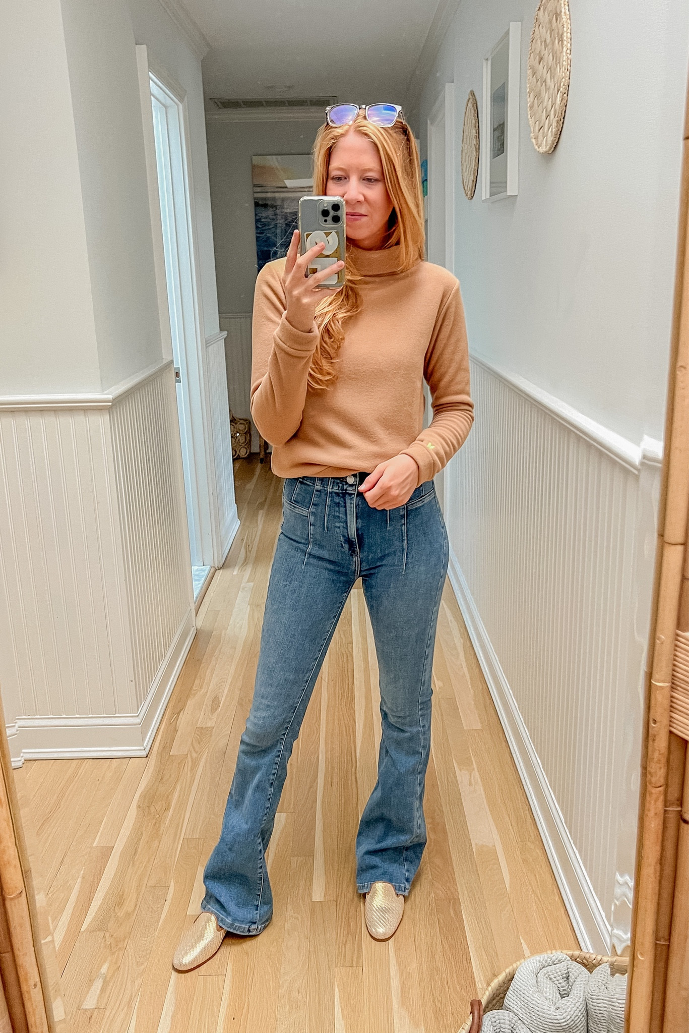 THE one turtleneck you need in your closet this fall 🤍🍂✨
I’m wearing my usual size- XS and it fits perfectly! I’d suggest sizing up 1 size only if you’re looking to layer underneath this (I can get away with wearing a thin long-sleeve underneath this).
The Park Slope fleece turtleneck in camel is a timeless piece! 