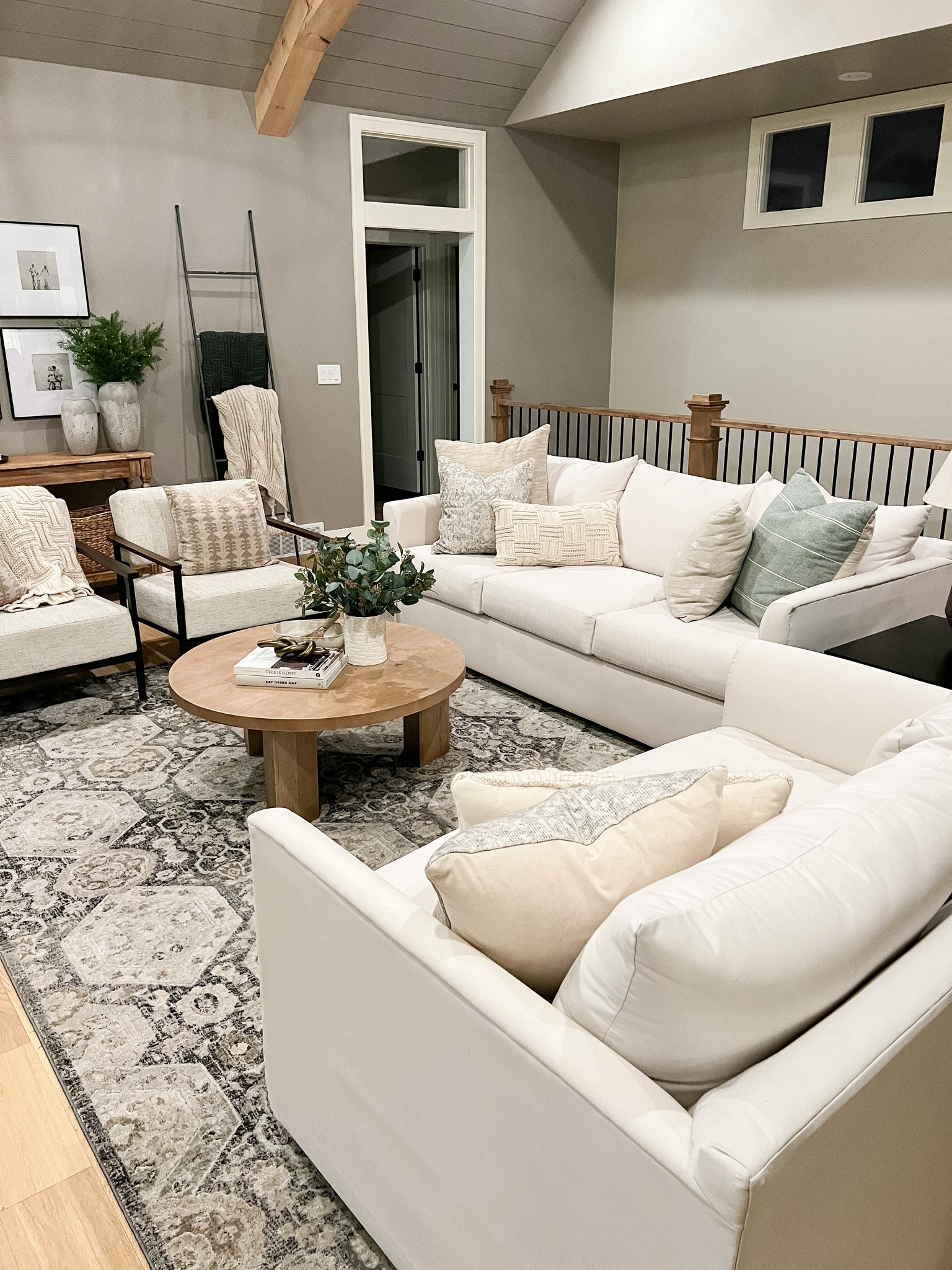 Throw pillows linked here! 

Throw pillows - throw pillow favorites - home decor - farmhouse decor - farmhouse home decor

#LTKhome