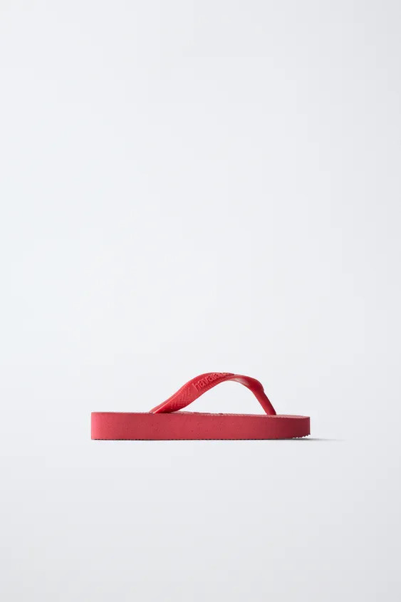 Flat sandals. Toe-post strap. Embossed sole. Rounded toe.Sole height: 2 cm. / 0.7″Special HAVAI... | Zara UK