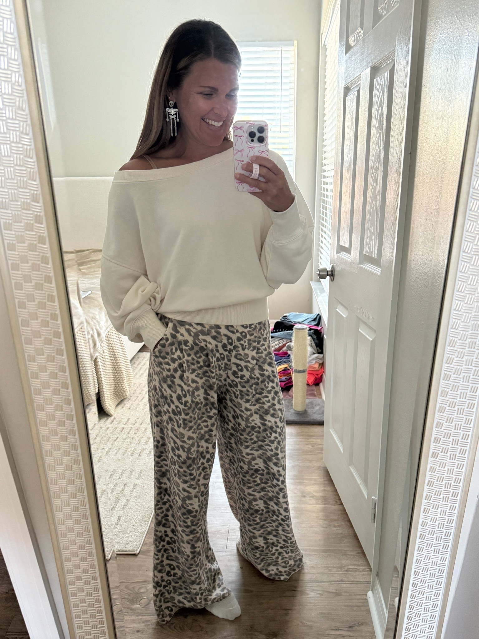 oh my 😍😍😍

pants small
sweatshirt medium (probably could’ve done a small) 

#LTKSeasonal #LTKSaleAlert #LTKGiftGuide