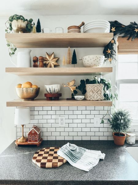 Christmas kitchen shelfie🌲🌲
Star garland
Christmas bowl
Salt and pepper
Checker cutting board
Gingerbread house
Brass bowl
Gold bowl


#LTKSeasonal #LTKHoliday #LTKhome