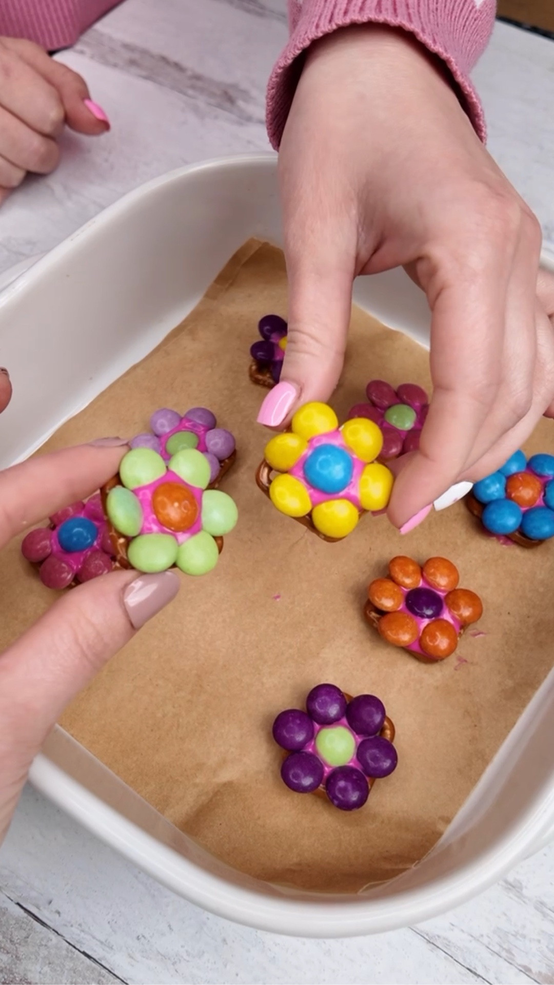 These mini Easter treats are almost too cute to eat 🐣🌸
And the best part? Only 3 ingredients + super easy to make ✨
Perfect for:
🐰 Easter baskets
🎉 Party favors
🎁 Sweet little DIY gifts
👩‍👧 Fun activity with kids
HOW TO MAKE 👇
	1.	Lay out pretzel snaps on parchment paper
	2.	Place a pink chocolate melt on each pretzel
	3.	Microwave for about 2 minutes (until melted)
	4.	Add one M&M in the center + surround with more to create a flower 🌸
	5.	Let them set in the fridge for 30 minutes
That’s it… simple, fun, and so adorable 💖
Save this for later & follow for more easy + creative gift ideas 🎁✨


#LTKSeasonal #LTKmomlife #LTKKids