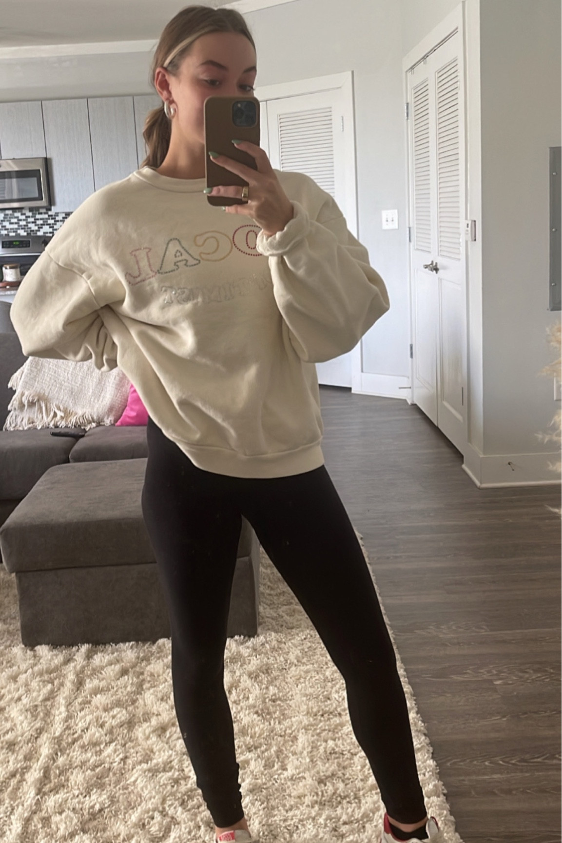 happy Monday y’all! Wearing my favorite sweatshirt (madhappy) paired with my go-to leggings!! 

#LTKSeasonal