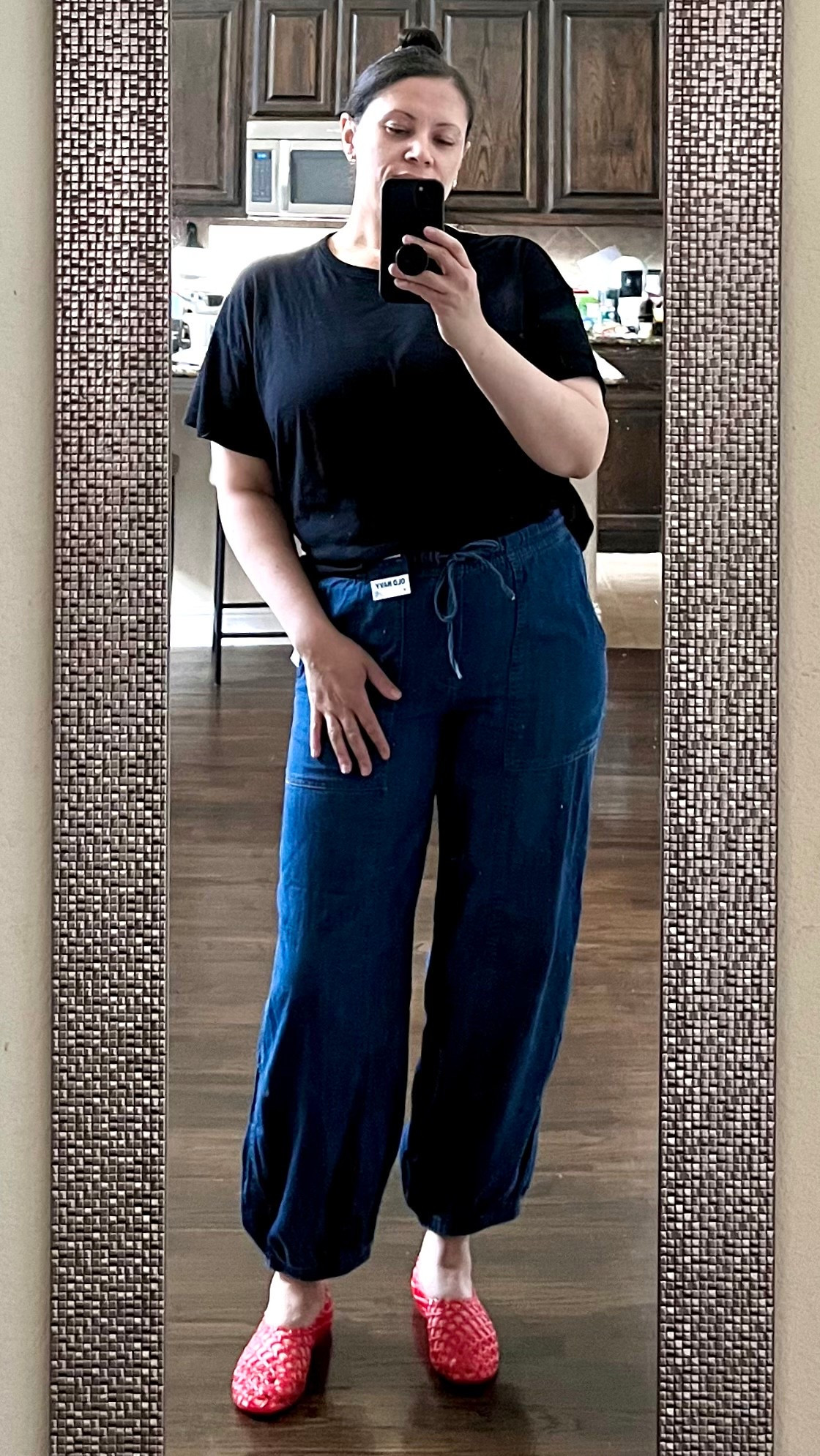 Finally bought some balloon style denim. These are a size medium, which I’m excited about b/c they fit!

#LTKMidsize #LTKOver40 #LTKSaleAlert