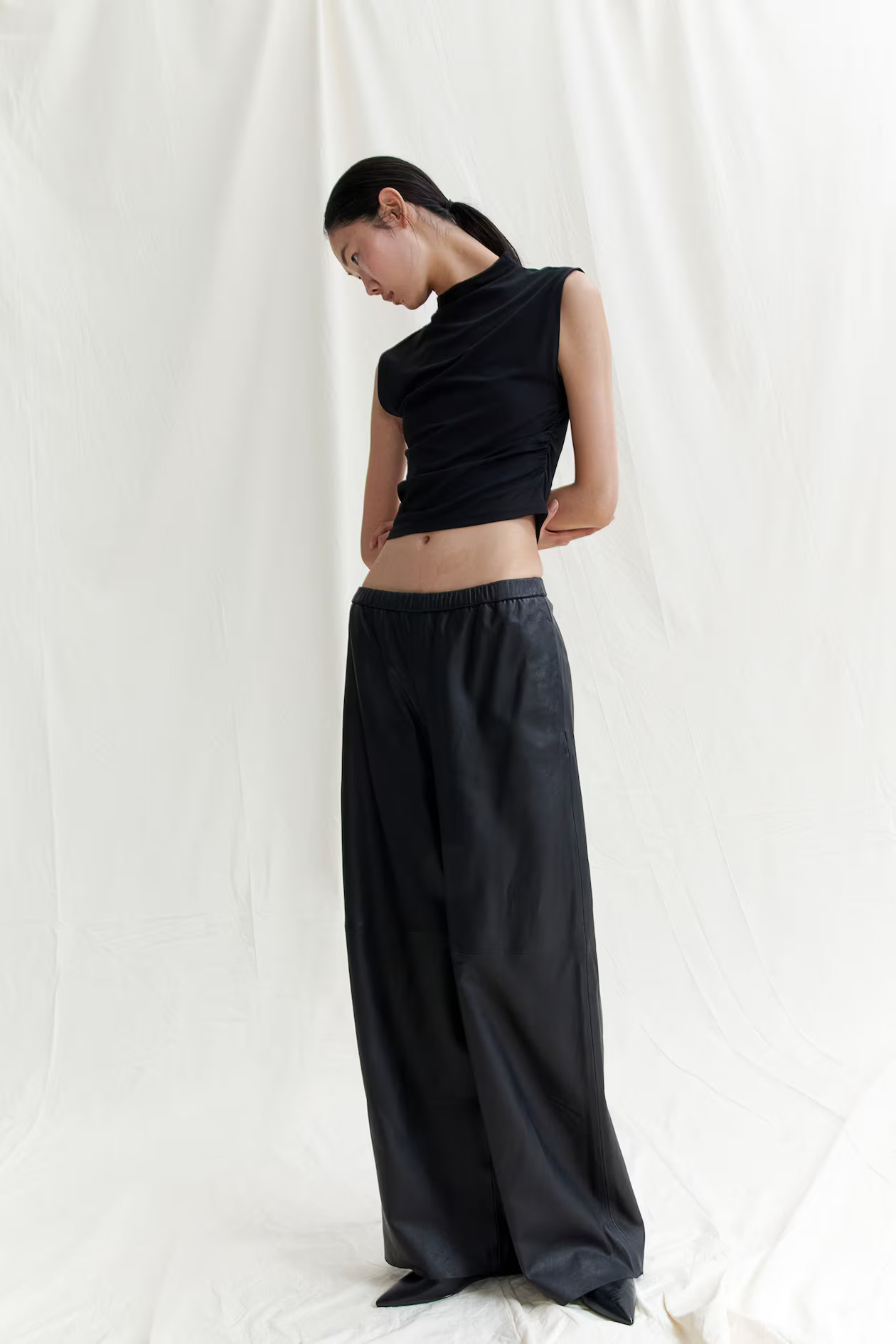 Kurzshirt mit Turtleneck - Turtleneck - Ärmellos - Schwarz - Ladies | H&M AT | H&M (DE, AT, CH, NL, FI)