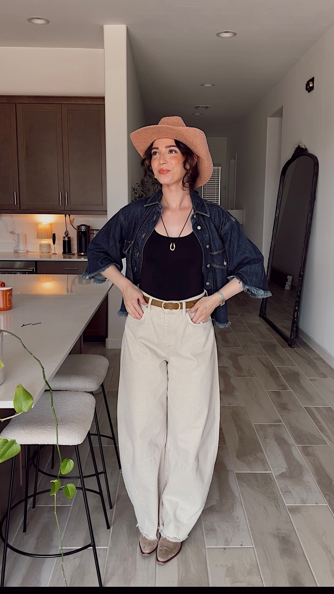 Hat on sale for $23 and jeans have been restocked, limited numbers! Fall western trend / barrel jeans / cowboy hat



#LTKFallSale #LTKStyleTip #LTKSeasonal