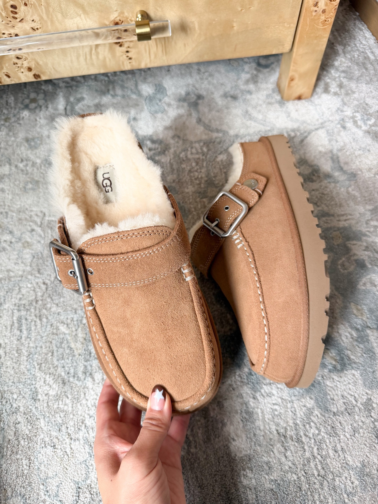 This year’s viral UGGs! Grab them now before they sell out!! Runs TTS, but size up if in between or plan to wear with bigger cozy socks!