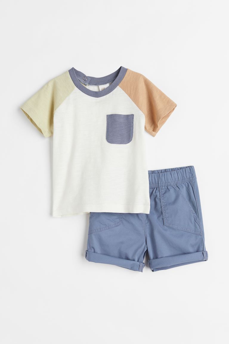 Set mit T-Shirt und Shorts aus Baumwolle. T-Shirt aus Jersey mit Druckknöpfen an der einen Schul... | H&M (DE, AT, CH, NL, FI)