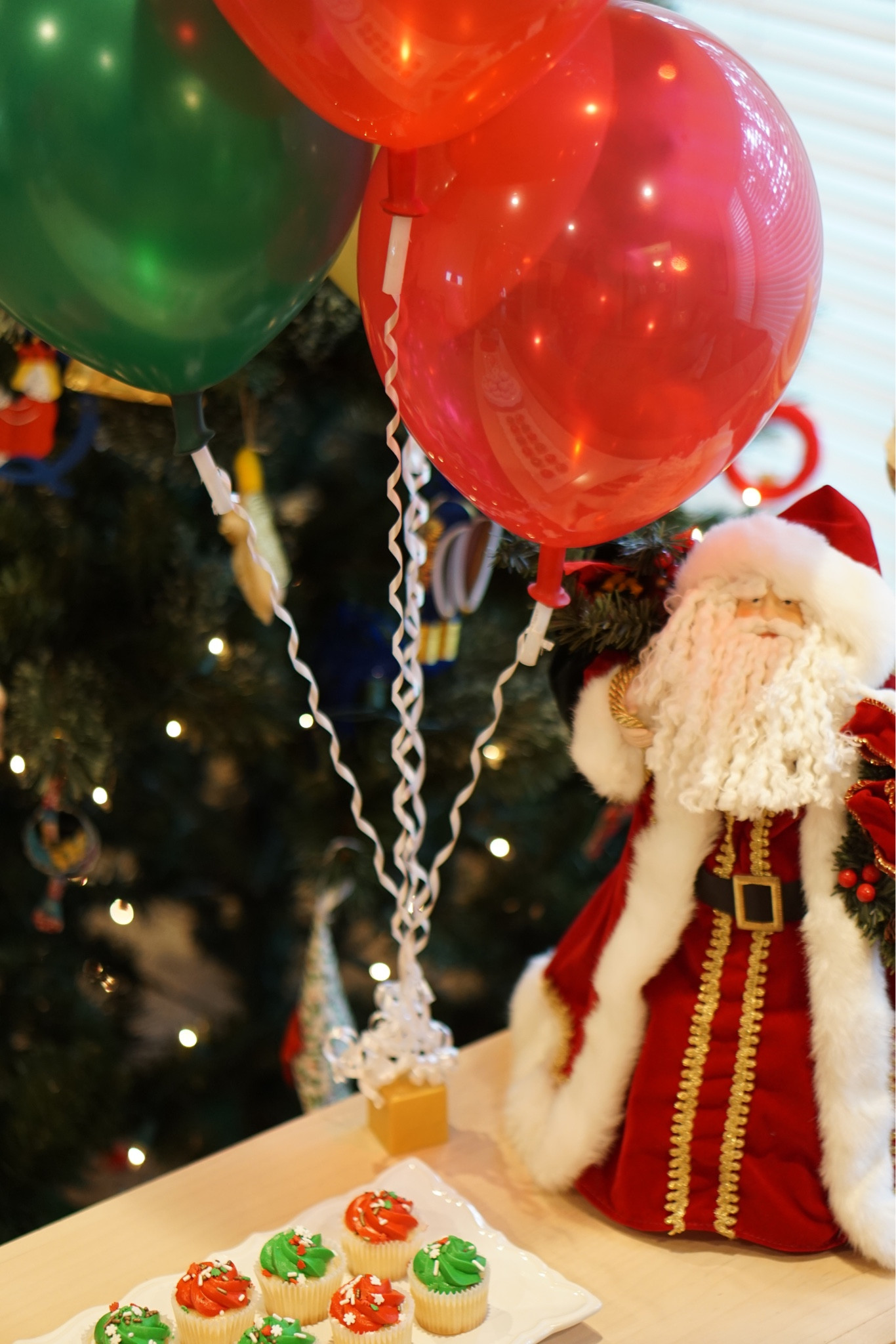 Holiday party - Christmas tree - Christmas decor - Balloons 

#LTKhome #LTKHoliday #LTKparties