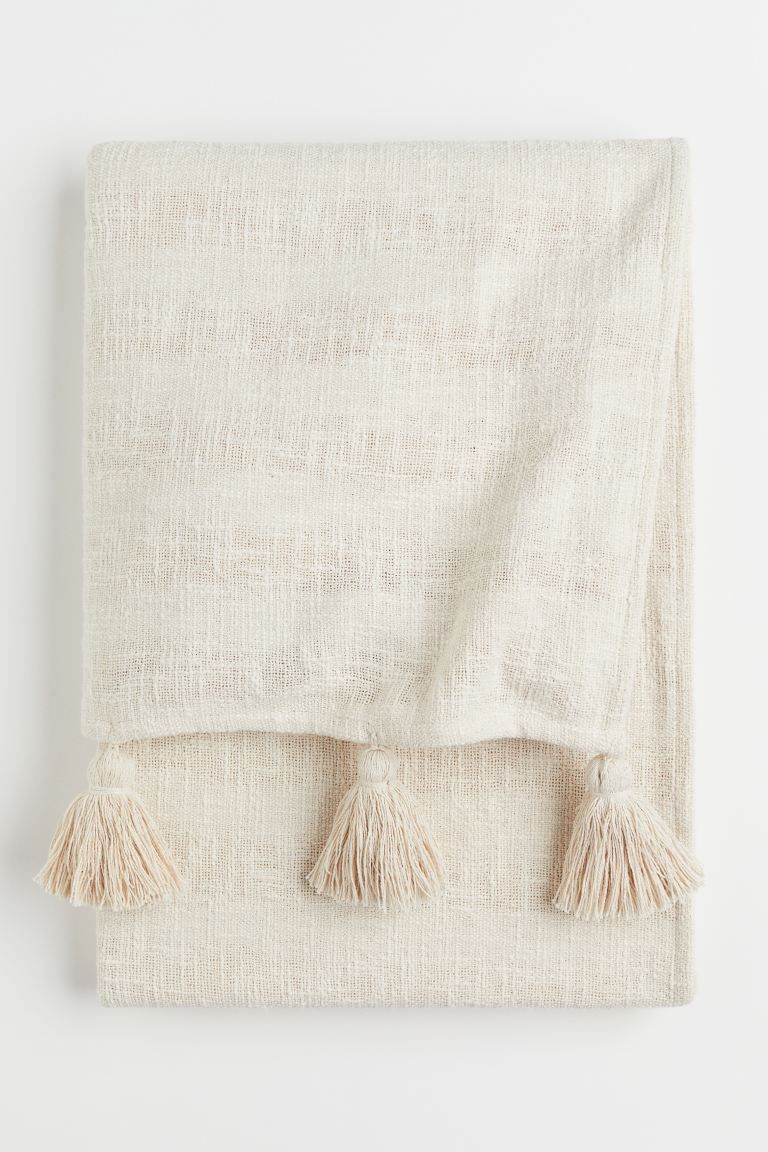 Throw in soft, slub-weave cotton with large tassels at short sides. | H&M (US + CA)